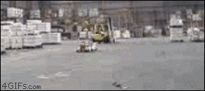 ČUDNO UBIJANJE DOSADE Pogledajte čime se radnik iz skladišta bavio kad mu je bilo baš jako dosadno