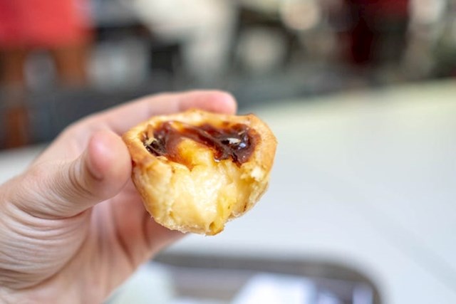 "Pasteis de Nata je također bila odlična. Nisam ekspert za ovakvu hranu, ali činilo se dobro. Je li se posjet ovom McDonald's restoranu isplatio? Definitivno ako volite arhitekturu. Hrana je tipična McDonald's hrana. Ako želite uživati kao Portugalci, uzmite kavu i Pasteis de Nata."