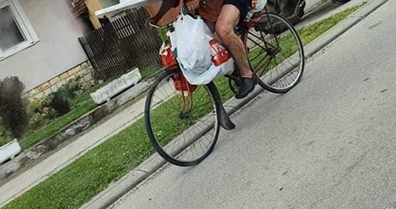 Lik na biciklu začudio je prolaznike i vozače prizorom kakav sigurno nikad nisu vidjeli