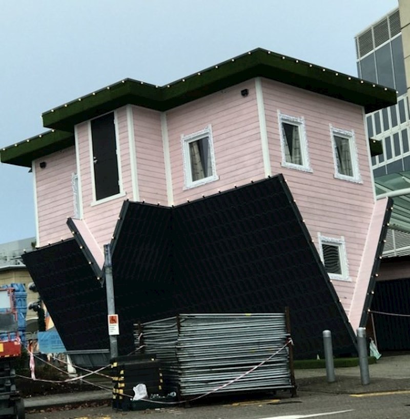 "Blizu našeg lokalnog shopping centra sam vidio obrnuto okrenutu kuću."