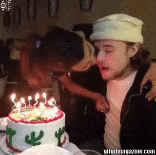 Gorjela je od ljubavi: Djevojka je dečku čestitala rođendan, a onda joj se dogodila mala nezgoda