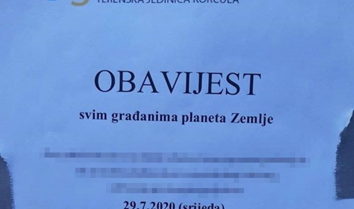 Na Korčuli se pojavila "obavijest svim građanima planeta Zemlje" koja je nasmijala prolaznike