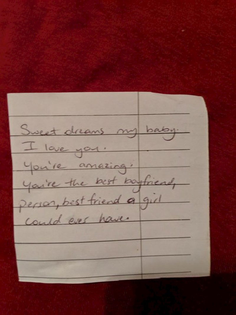 "Želim ti slatke snove. Volim te. Divan si. Najbolji si dečko, osoba i prijatelj kojeg djevojka može imati."