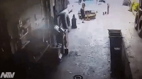 Neoprezni tata nije pazio na klinca, automehaničar ga spasio u posljednji tren!