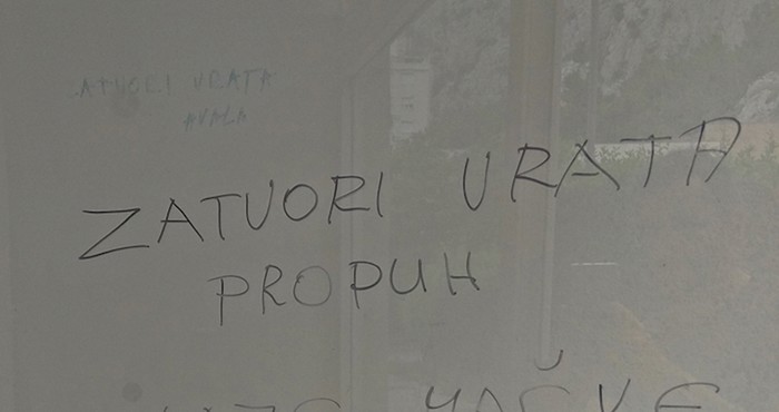 Na ulazu u zgradu dočekala ih je smiješna poruka o problematičnim mačkama