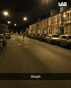 Na ulici je ugledao nešto zanimljivo pa je počeo trčati kao da bježi od lavova