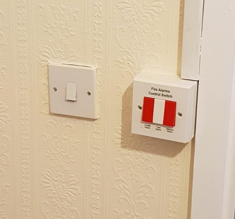 Postavljanje prekidača za aktivaciju alarma odmah do vrata kupaonice vjerojatno nije bila dobra ideja.