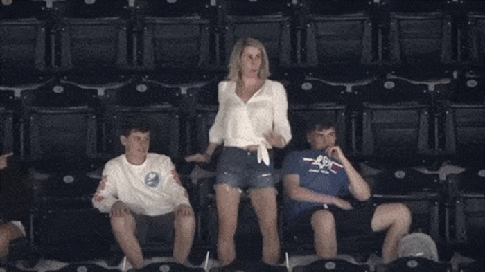 Sin je s roditeljima išao na utakmicu, oni su ga na urnebesan način sramotili kad je kamera snimala tribinu