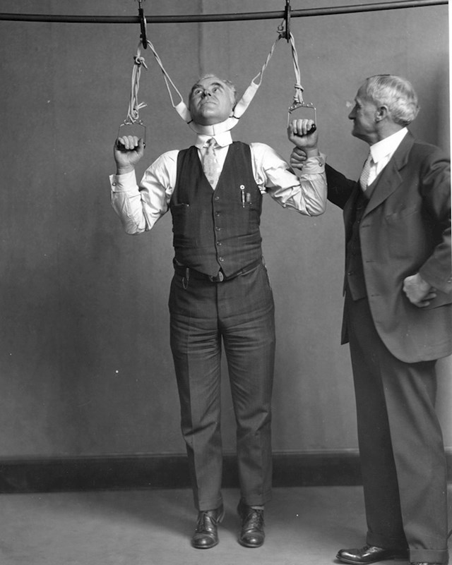 Naprava koju su koristili niski ljudi kako bi se rastegnuli, 1931.