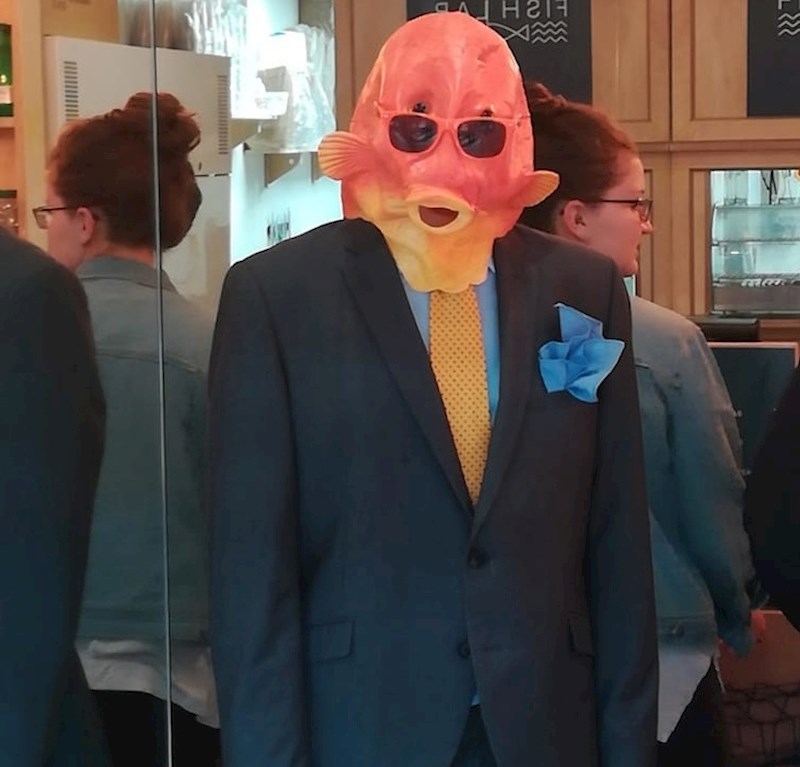 Na ulazu u jedan lokalni riblji restoran stoji ovaj gospodin i pozdravlja goste.