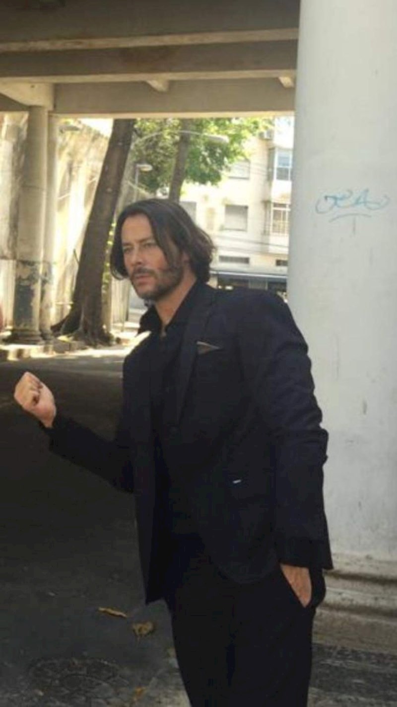 Keanu Reeves traži prijevoz?