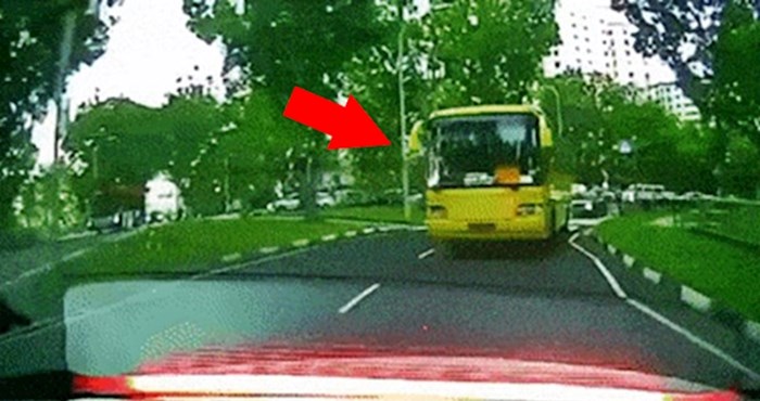 Autobus je morao naglo zakočiti, auto kamera je snimila bizarnu posljedicu toga