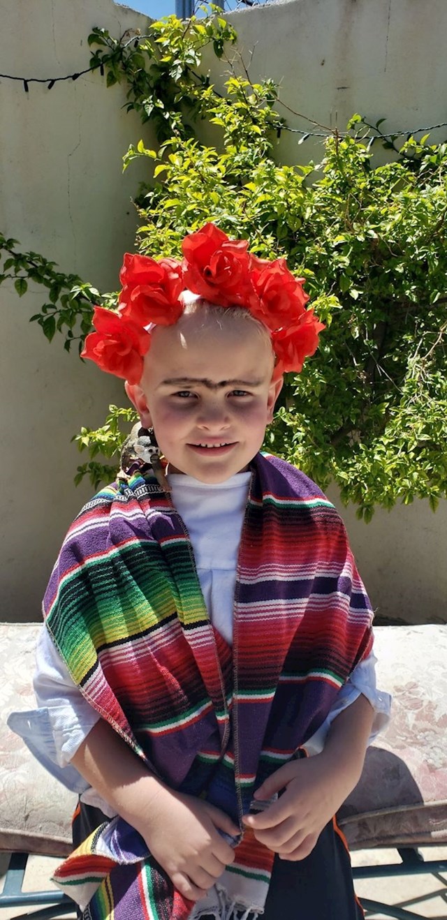 Roditelji su podijelili slike najsmješnijih problema s djecom koje su doživjeli u karanteni djeca su dobila zadatak rekreirati umjetničku sliku pa je mama pretvorila sina u fridu kahlo. tek kasnije su shvatili da je zadatak bio nacrtati nešto.