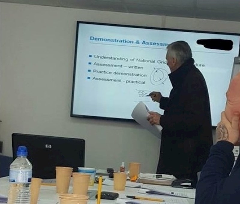 Stariji predavač je uzeo trajni marker i pisao po 60-inčnom Samsung TV-u.