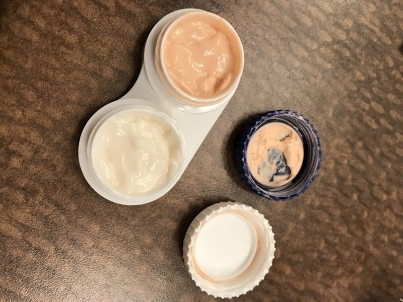 Kutijice za leće su odlični spremnici za razne kreme i šminku kad idete na put, a ne želite previše toga nositi sa sobom.