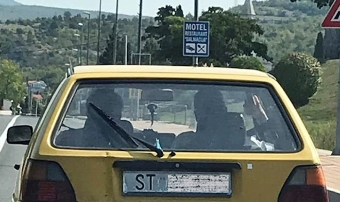 Nezadovoljni Splićanin je na svoj Golf zalijepio nešto što je nasmijalo ostale vozače