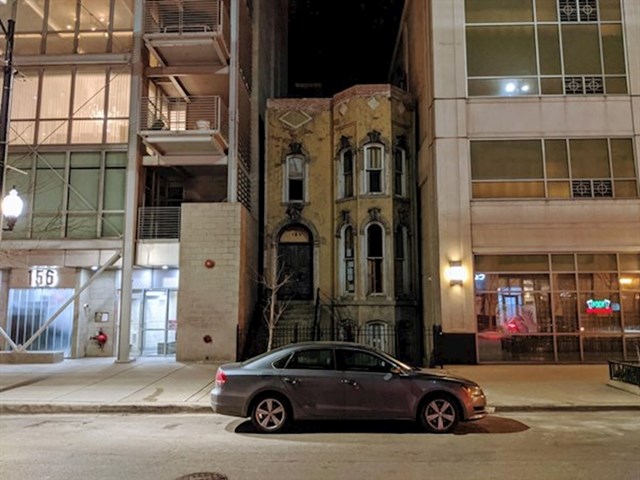 "Ova stara zgrada u Chicagu ostala je u svom originalnom obliku i sad se nalazi između modernijih visokih zgrada."