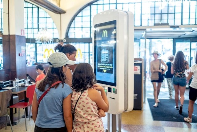 "Za lokaciju ovog McDonald's restorana se može reći da je povijesna, no sustav naručivanja prati trendove automatizacije."