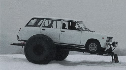 Snalažljivi muškarac je na svom autu složio "mali dodatak" i dokazao da je uvijek spreman na snijeg