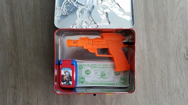 Roditelji su ispod kreveta svog 5-godišnjeg sinčića našli kutiju u koju je klinac stavio plastični pištolj, mobitel i lažni novac. Za što se pripremao?! :)