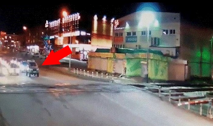 Šokantna snimka pokazuje što se dogodilo kad je neoprezni vozač prelazio prugu