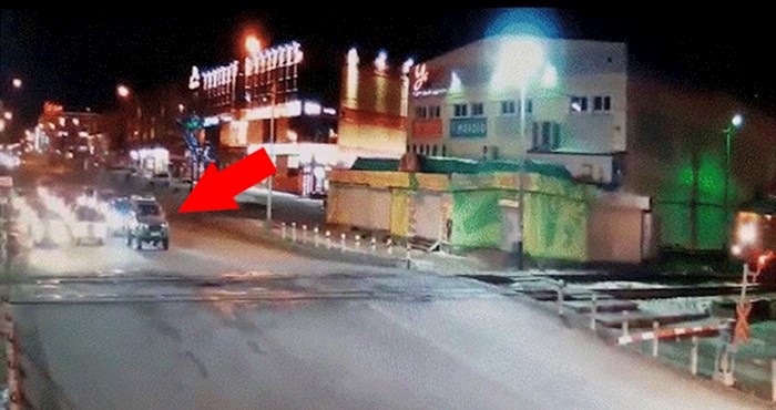 Šokantna snimka pokazuje što se dogodilo kad je neoprezni vozač prelazio prugu