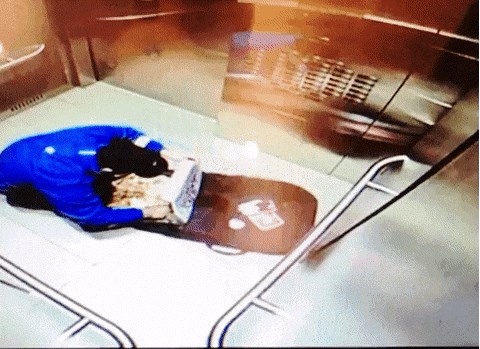 Dostavljač pizze odlučio je vrijeme u liftu iskoristiti na najbolji način