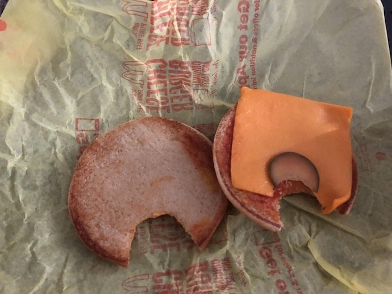 Netko od radnika McDonald'sa zaboravio je ubaciti sve sastojke u cheeseburger.