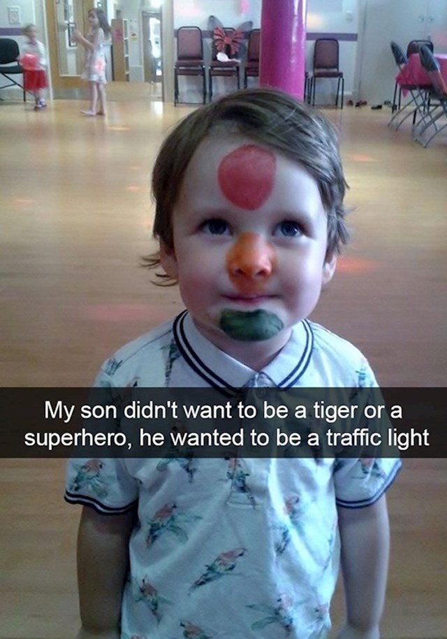 U vrtiću su djeci crtali po licima. Ovaj klinjo nije htio biti tigar ili superheroj. Htio je biti semafor.