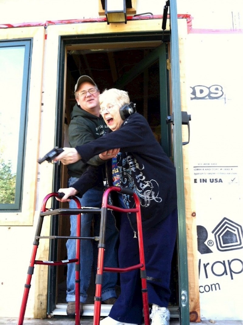 Ova baka je prvi put u životu pucala iz oružja. Htjela je vidjeti kakav je osjećaj.