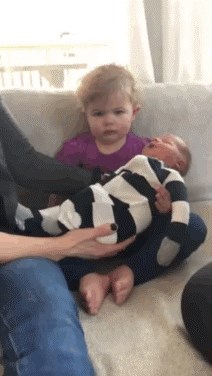 Roditelji su snimili smiješnu reakciju klinke koja nije bila nimalo oduševljena kad je shvatila da nije više najmlađa