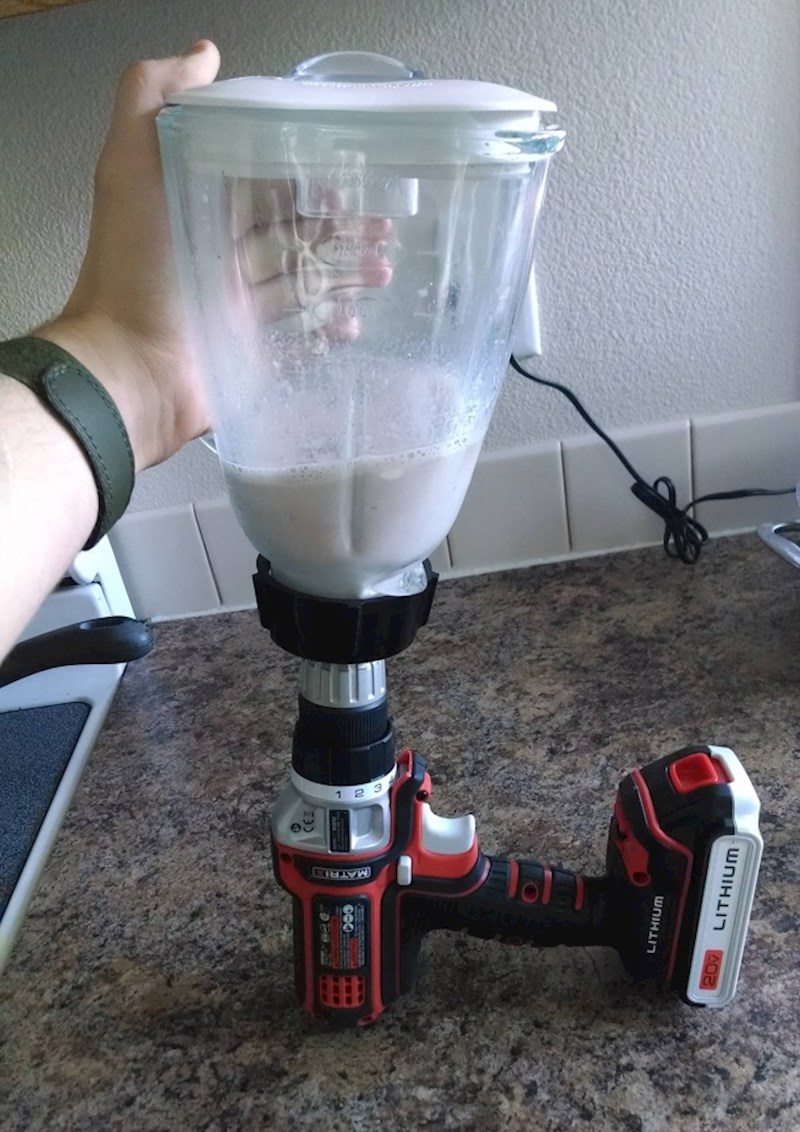 Nije mogao naći donji dio blendera pa je morao improvizirati...