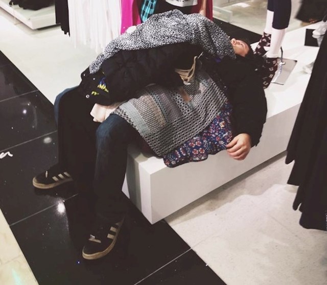 Jadni tata je išao u shopping s kćerima. Morao je malo leći i odmoriti...