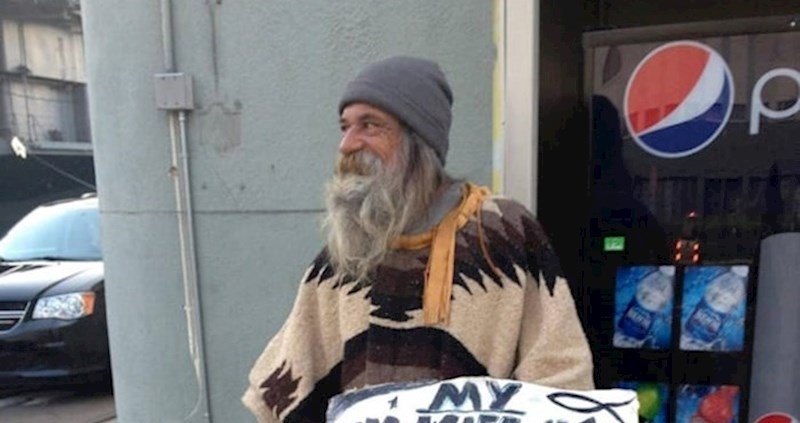 Beskućnik je s dozom humora objasnio kako je završio na ulici, evo što je napisao na komad kartona