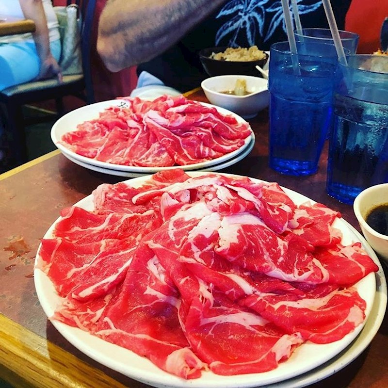 "Došlo nas je 7 u restoran, 3 odraslih i 4 djece. Konobar nam je donio nekoliko tanjura sirovog mesa na stol, nemamo pojma zašto."