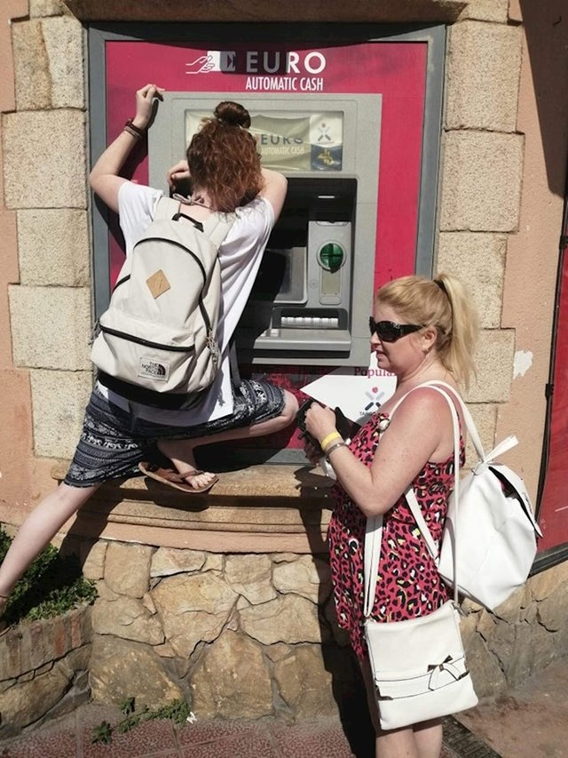 Ovaj bankomat definitivno nije prilagođen za niže ljude.