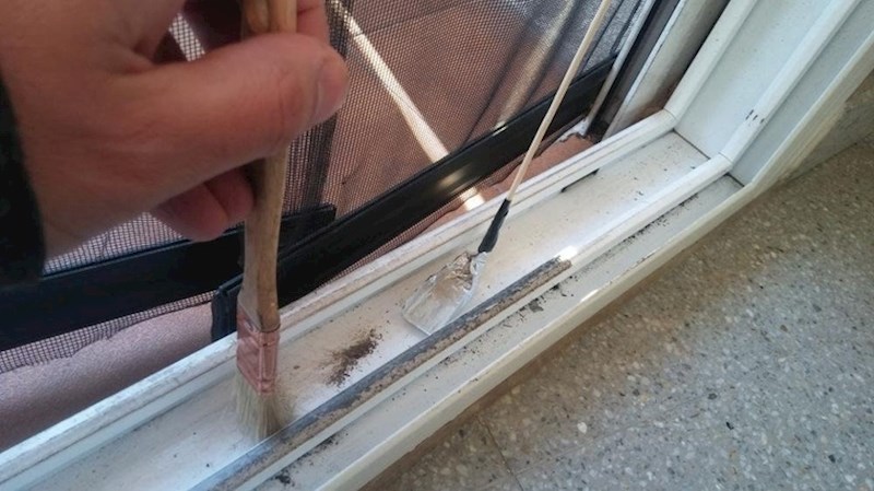 Od aluminijske folije možete napraviti malu metlicu...