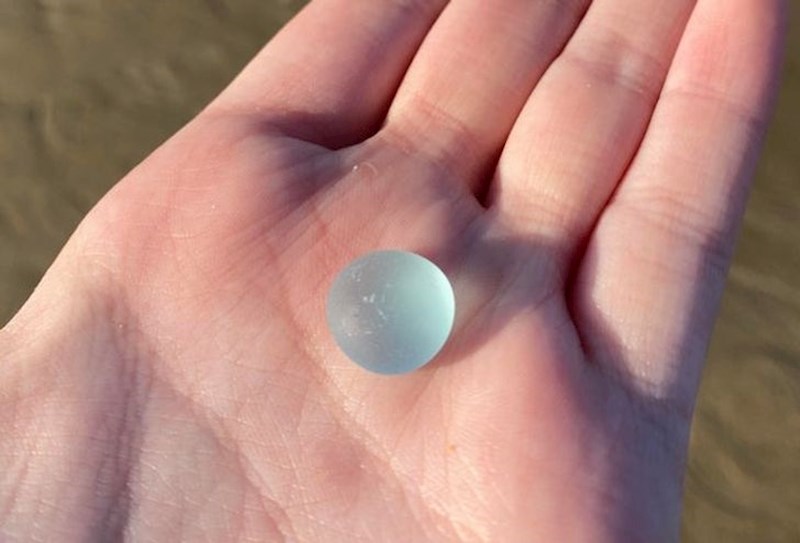 "Na plaži sam našao komadić stakla koji je pod utjecajem mora i drugih kamenčića promijenio oblik i postao gladak."