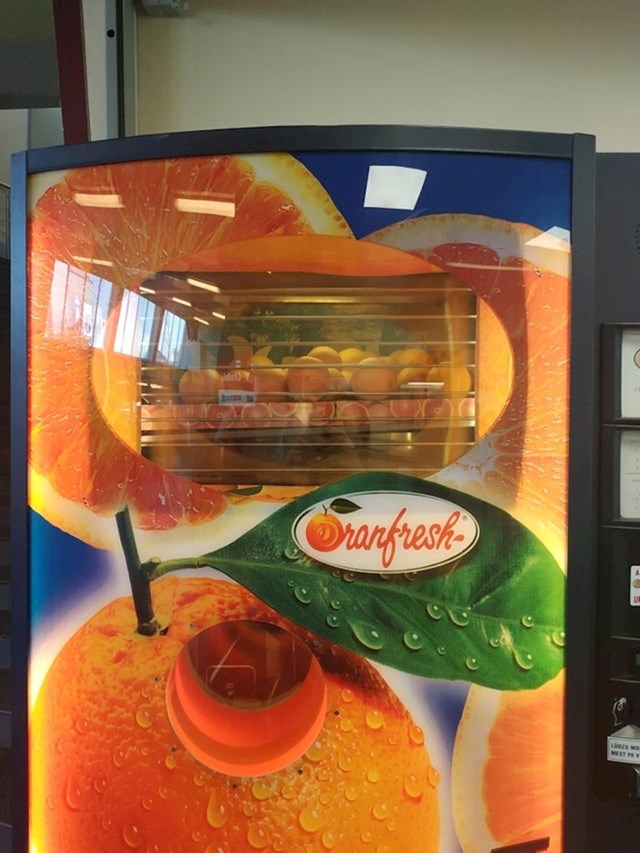 Automat za prodaju svježe cijeđenog soka od naranče u Rigi...