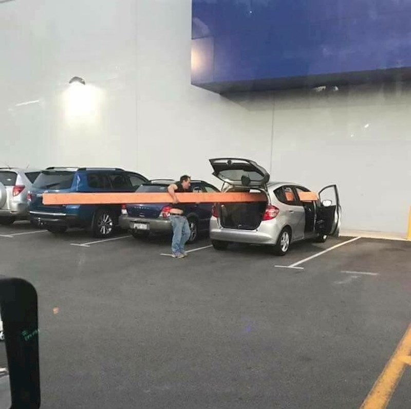 Nije bio 100% siguran može li mu ovo stati u auto ili ne. Bar je pokušao.