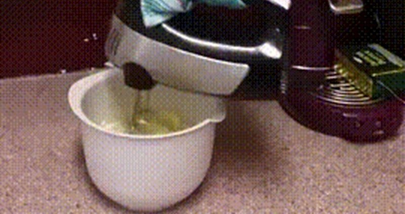 Žena je smislila način kako istovremeno raditi više stvari u kuhinji, pogledajte kako koristi mikser