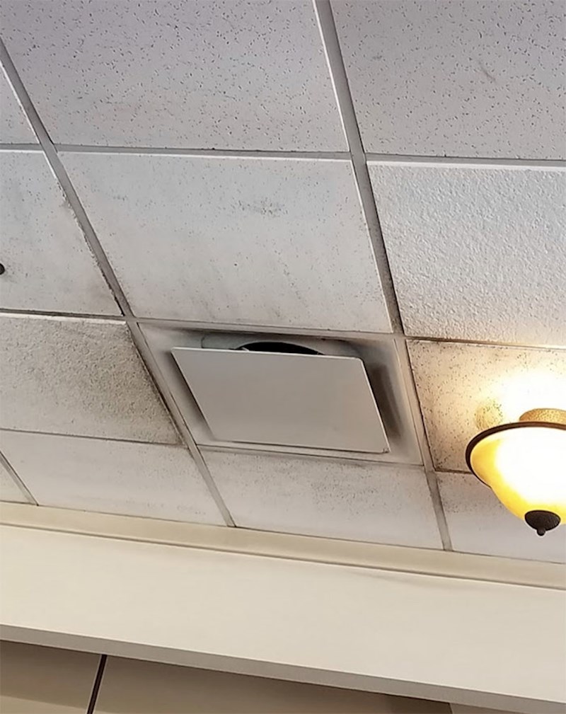 Primijetio je i plijesan na stropu.