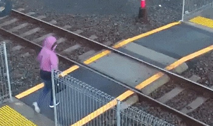 Neoprezna žena se kasno sjetila pogledati ide li vlak, nadzorna kamera je snimila šokantnu scenu
