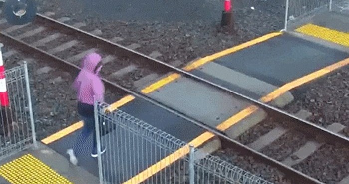 Neoprezna žena se kasno sjetila pogledati ide li vlak, nadzorna kamera je snimila šokantnu scenu