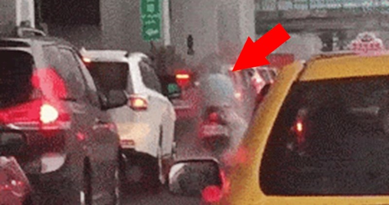 Vozač je ostao totalno zbunjen kad je vidio što se događa ispred njega