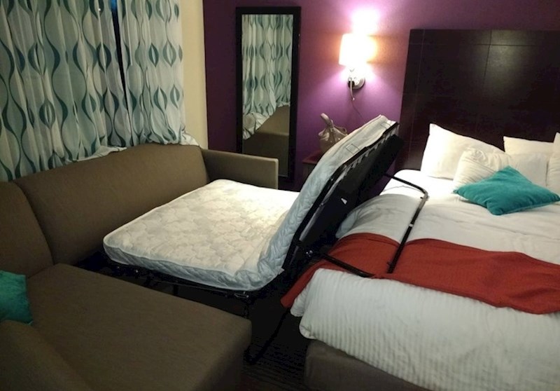 "Pisalo je da hotelska soba ima pomoćni ležaj na rasklapanje. Jedini problem je taj što ga je nemoguće rasklopiti."