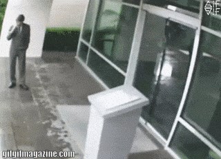 Poslovni čovjek je izašao van kako bi telefonirao, a onda je doživio nešto što će još dugo pamtiti