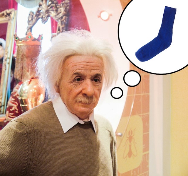 Einstein nije nosio čarape?! Evo što je jednom izjavio: "Kad sam bio mlađi, primijetio sam da nožni palac uvijek napravi rupu u čarapama pa sam ih prestao nositi. Zašto nositi i cipele i čarape kad je jedno od toga sasvim dovoljno?"