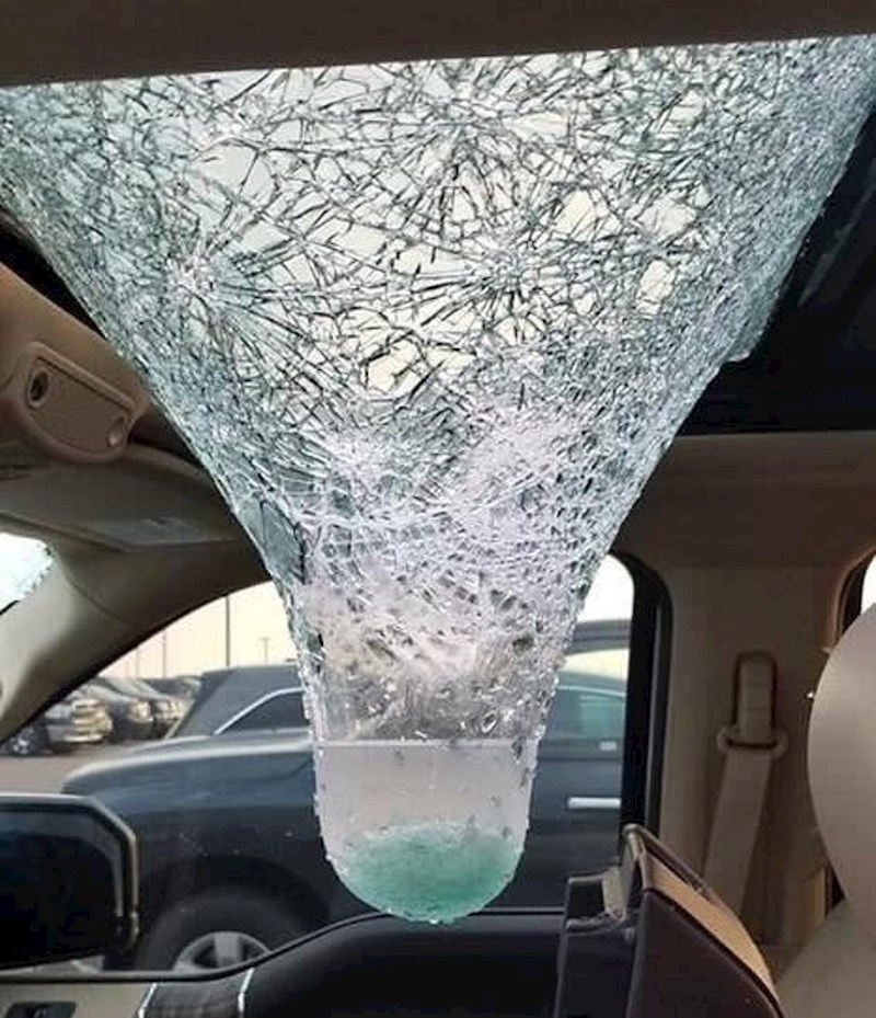 Vlasnik ovog auta slikao je što se dogodilo s krovnim prozorom nakon tuče.