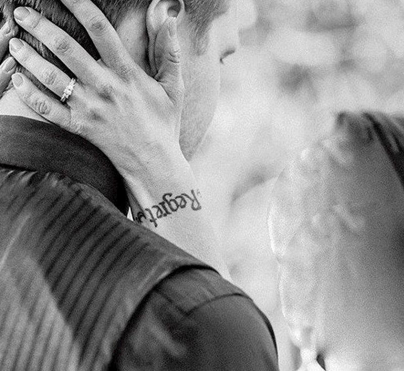 Tetovaža na kojoj piše "kajanje" nije baš najbolja za vjenčanu fotografiju.